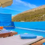 Yesilkoy 2 Bedroom With Pool 칼칸